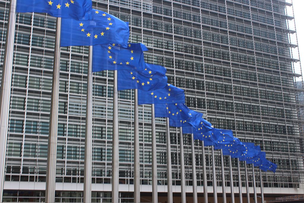 La comédie politique cache le corset européen
