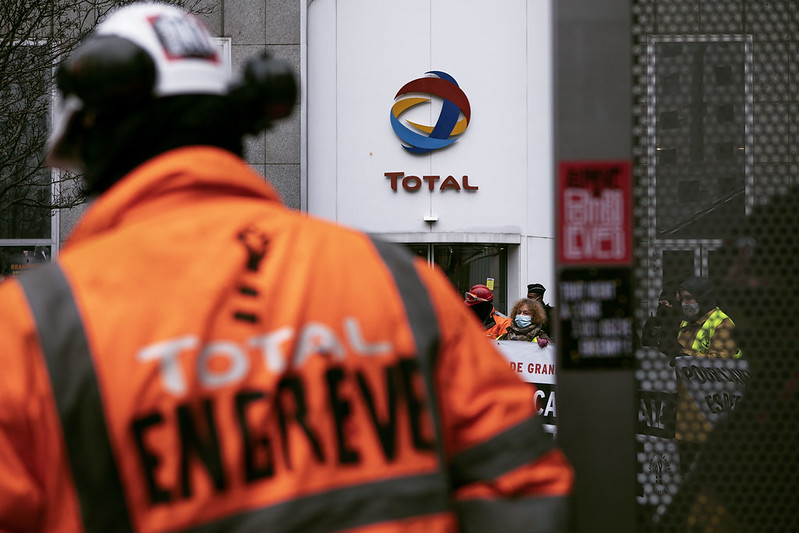 Le champagne de Total et le réservoir de la voiture des travailleurs.