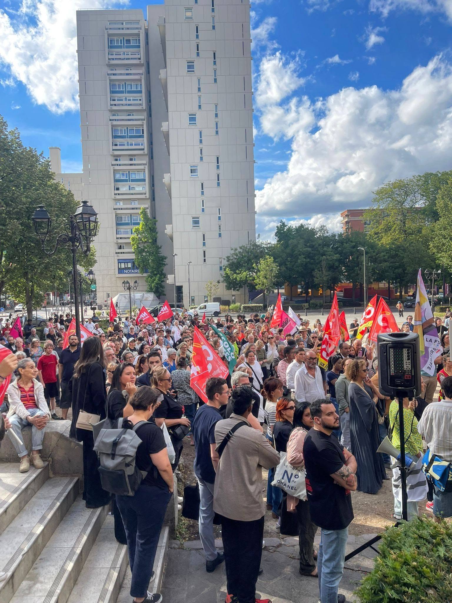 Ivry-sur-Seine : la croix et les bannières